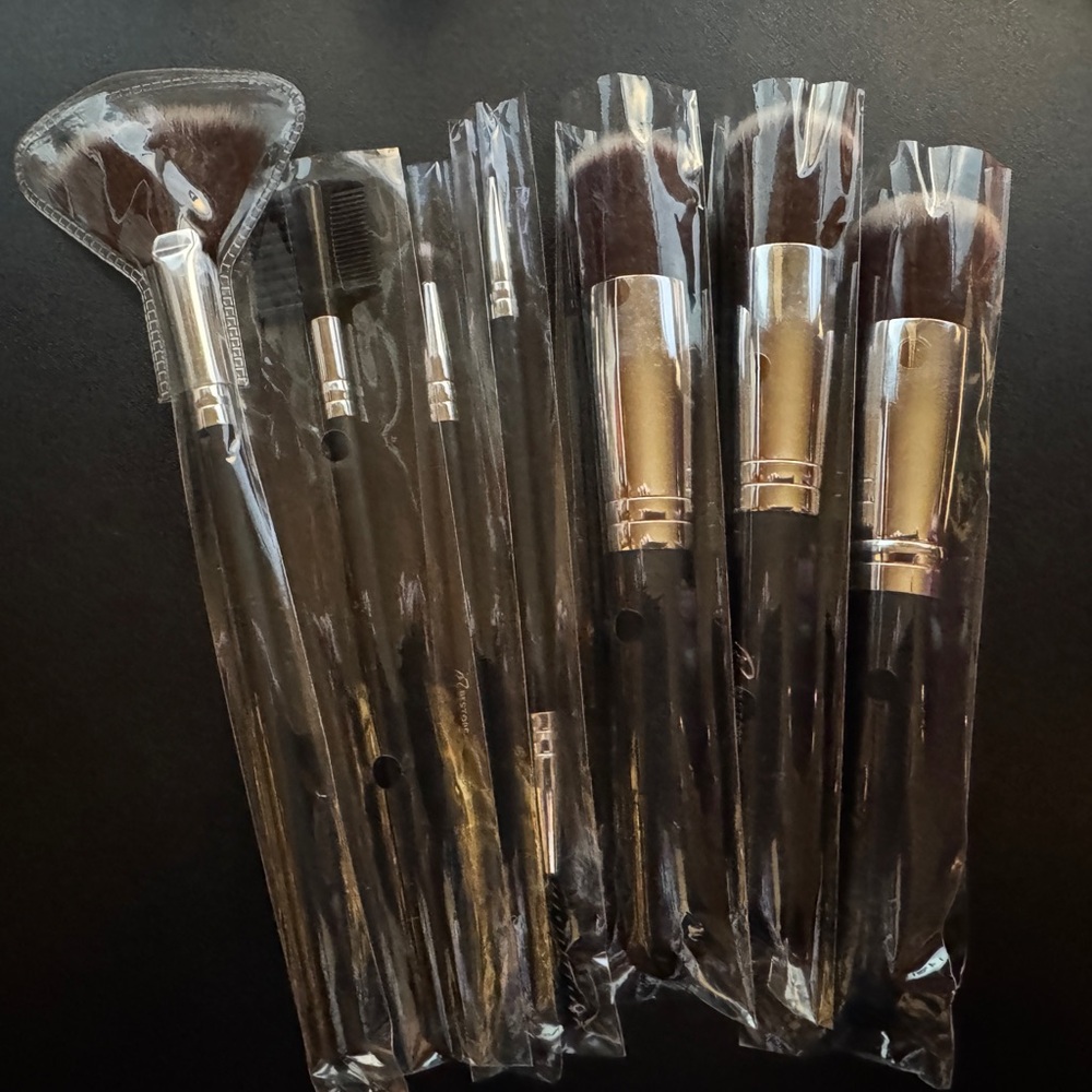 Seven brush set for makeup